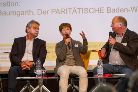 Talk-Runde: Gerd Weimer, Sabine Hanser (mit Mikrophon) und Moderator Ralf Baumgarth