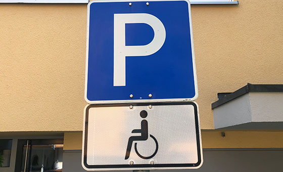 Schild, das einen Behindertenparkplatz kennzeichnet