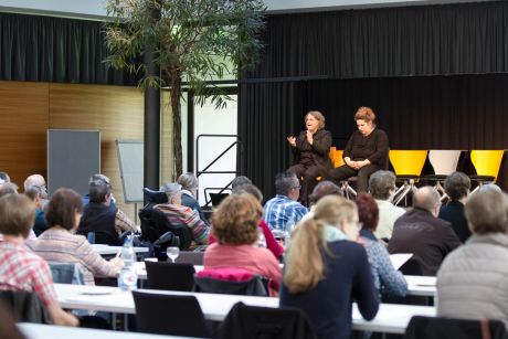 Die gesamte Veranstaltung wird in Deutsche Gebärdensprache übersetzt: Birgit Astfalk (links) und Rita Mohlau (rechts).
