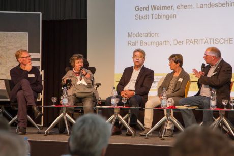Talk-Runde, von links nach rechts: Andreas Brauneisen, Ines Vorberg (mit Mikrophon), Gerd Weimer, Moderator Ralf Baumgarth (mit Mikrophon)