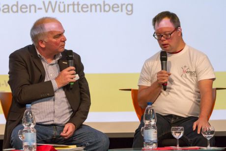 Moderator Ralf Baumgarth im Gespräch mit Dominic Edler