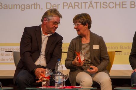 Talk-Runde: Gerd Weimer und Sabine Hanser freuen sich über das kleine Dankeschön