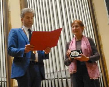 Oberbürgermeister Boris Palmer überreicht Hölderlin-Plakette an Elvira Martin